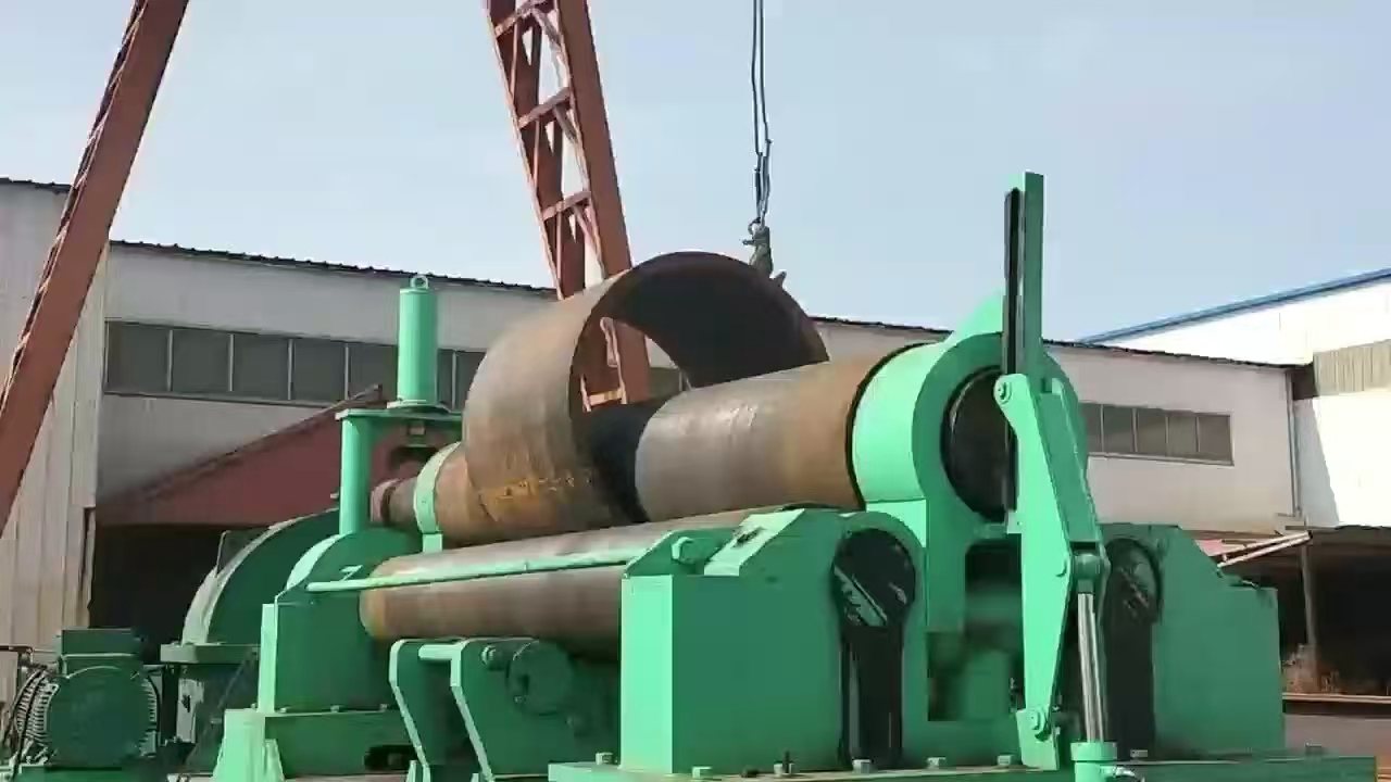 В чем разница между спиральной сварной трубкой и скрученной стальной пластинкой в ​​качестве столбов?